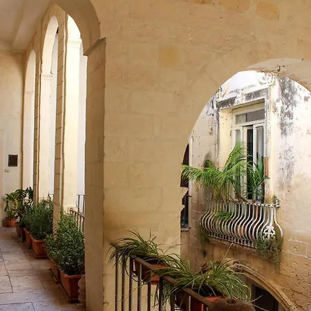 Palazzo Sambiasi לינה וארוחת בוקר 4*